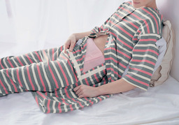 ベルメゾン 帝王切開出産専用の『帝王切開ママにやさしい授乳対応マタニティロングパジャマ』新発売
