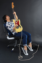 いい音楽はいい椅子から、より快適にギターを弾こう！ ギタリストのための椅子「ギタイス」発売。