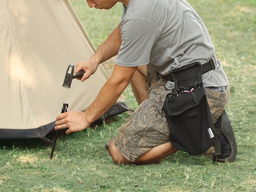 スマートにテントを設営して、最大限にキャンプを楽しもう。腰に巻いて持ち運べるペグバッグ発売。