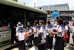 学生発案！市バスを利用したシニア向けの新しい京都観光「人生○度目の修学旅行」を実施