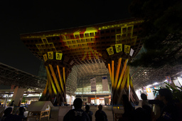 学生作品が彩る。金沢駅もてなしドーム「鼓門」プロジェクションマッピング「金澤月見ゲート」開催