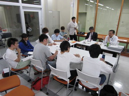野々市市・金沢市から提供されたテーマに取り組んだ学生チームへの中間質疑会を開催