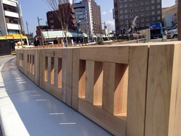 福井駅前に、県産材使用ベンチ（マーベルウッド）が設置されました。