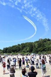 滋賀県彦根市で航空自衛隊ブルーインパルスの展示飛行が行われました