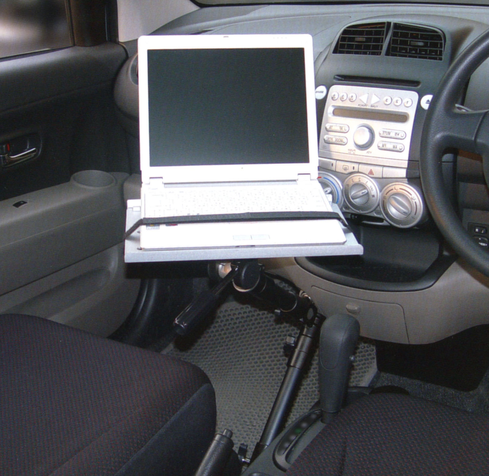 車載ノートPCホルダーデスク『CAR LAPTOP HOLDER』新発売